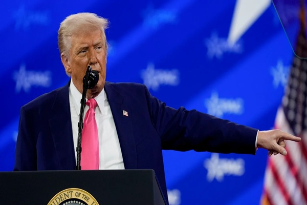 Trump_revels